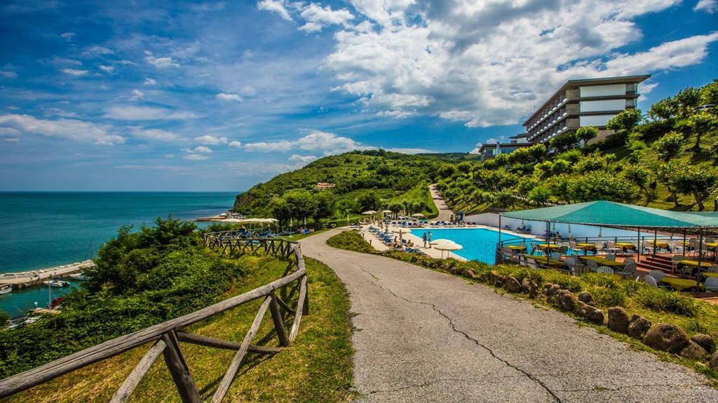 Hotel Capo Est Gabicce Mare Exterior foto